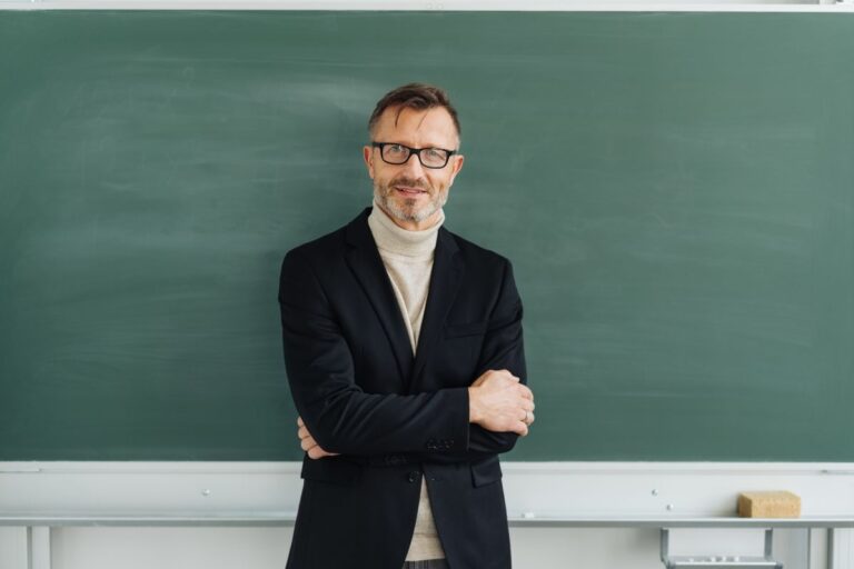 5 concursos para professores oferecem 729 vagas e salários de até R$ 5 mil