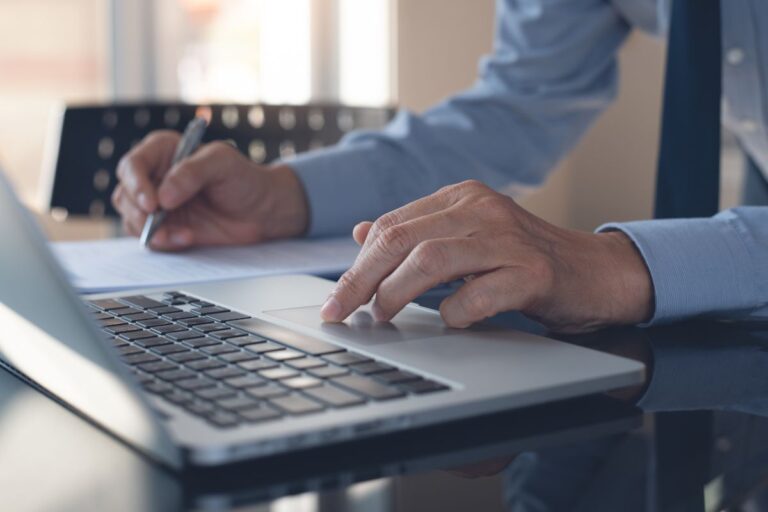 Concursos em prefeituras oferecem 73 vagas e salários de até R$ 10,5 mil